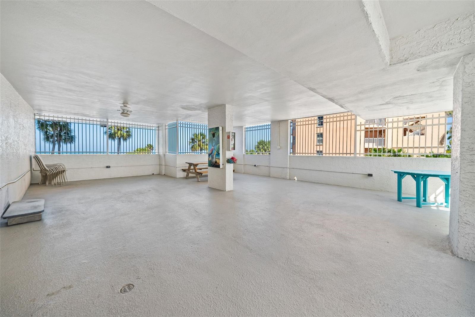 Covered Lanai area for cornhole, watching football