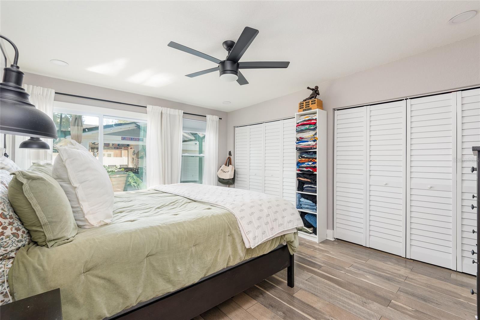 Main Bedroom dual closet, ceiling fan, en suite