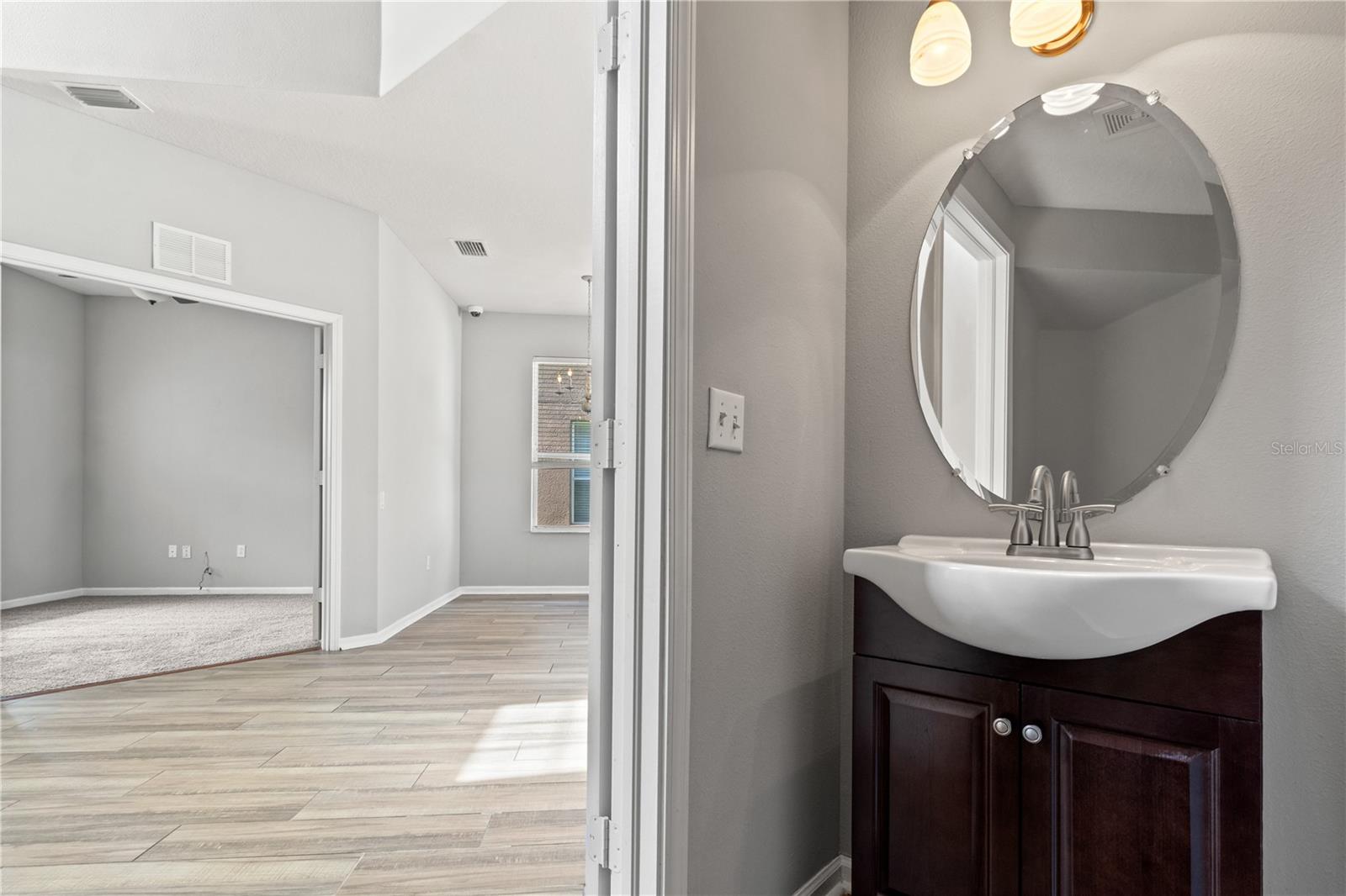 Downstairs 1/2 bathroom