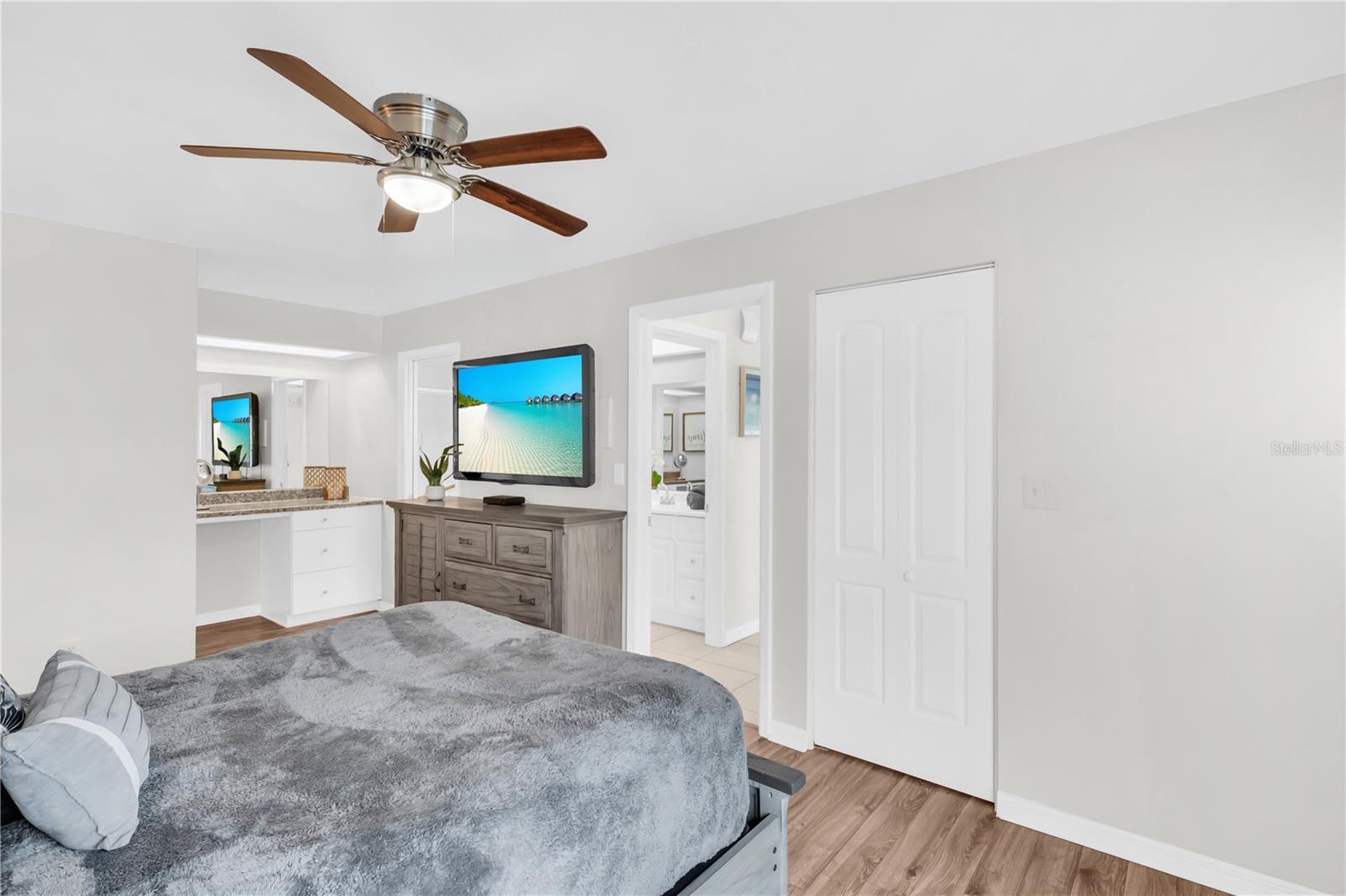 The en-suite bath conveniently has hall access as well~