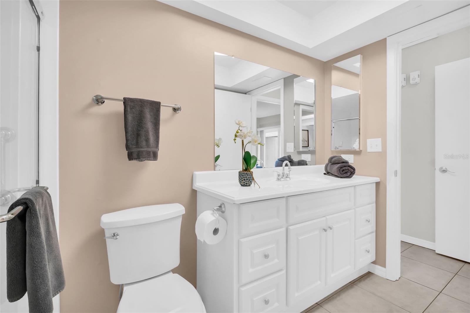 New vanity with great cabinet space~