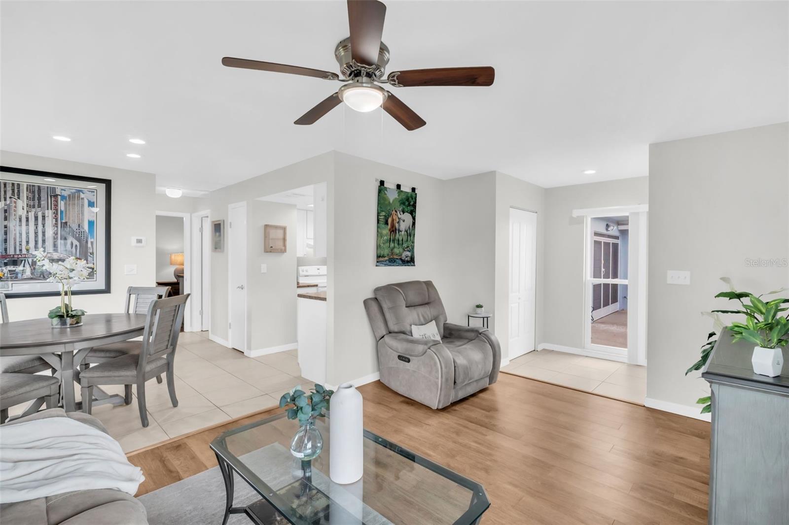Living/dining room combo make entertaining a breeze~