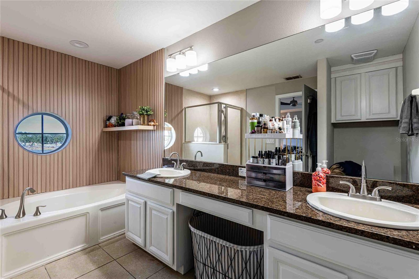 Primary en suite bathroom