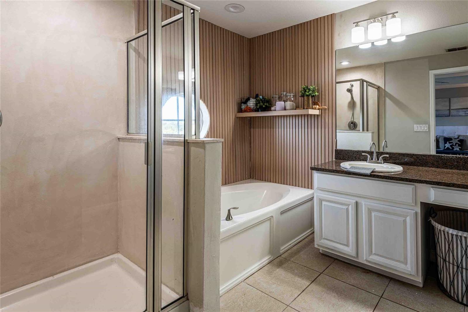 Primary en suite bathroom