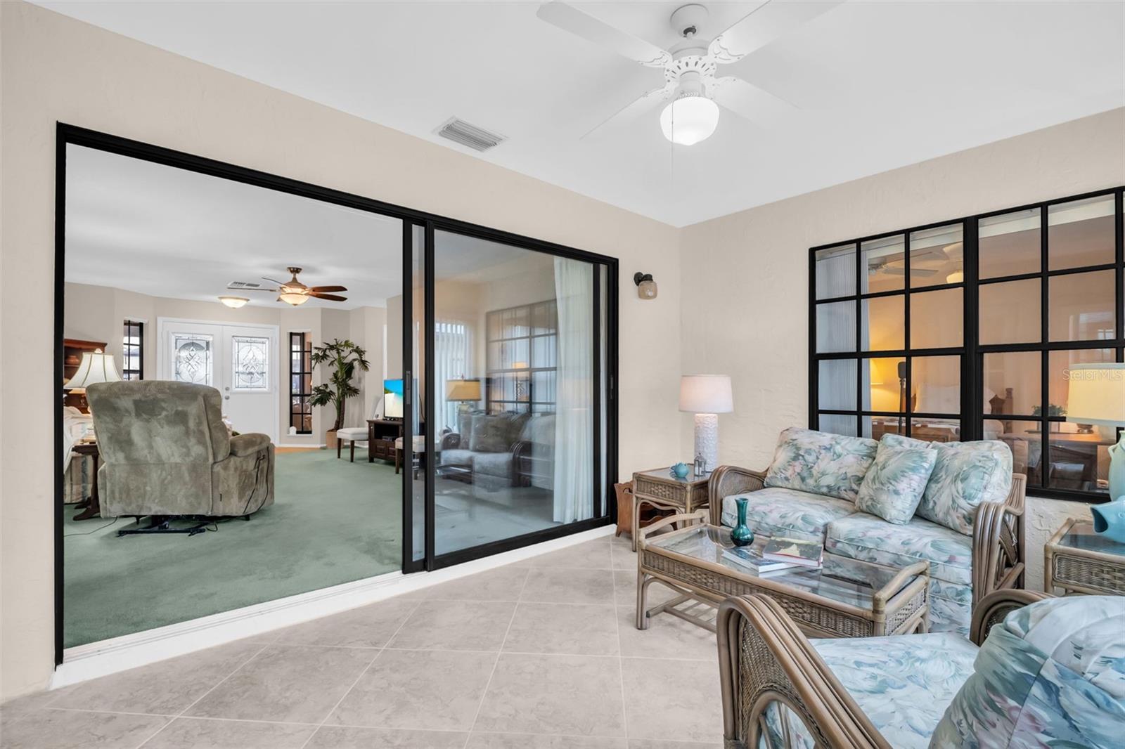 Would make the perfect office space or craft room~