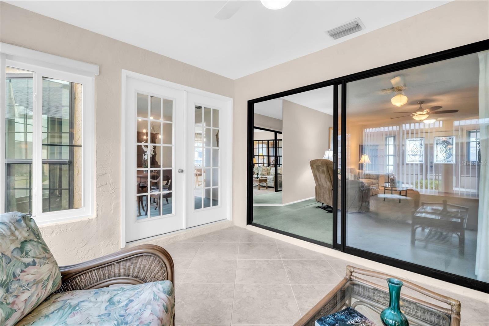 Perfectly tucked between main living & dining room making entertaining a breeze~