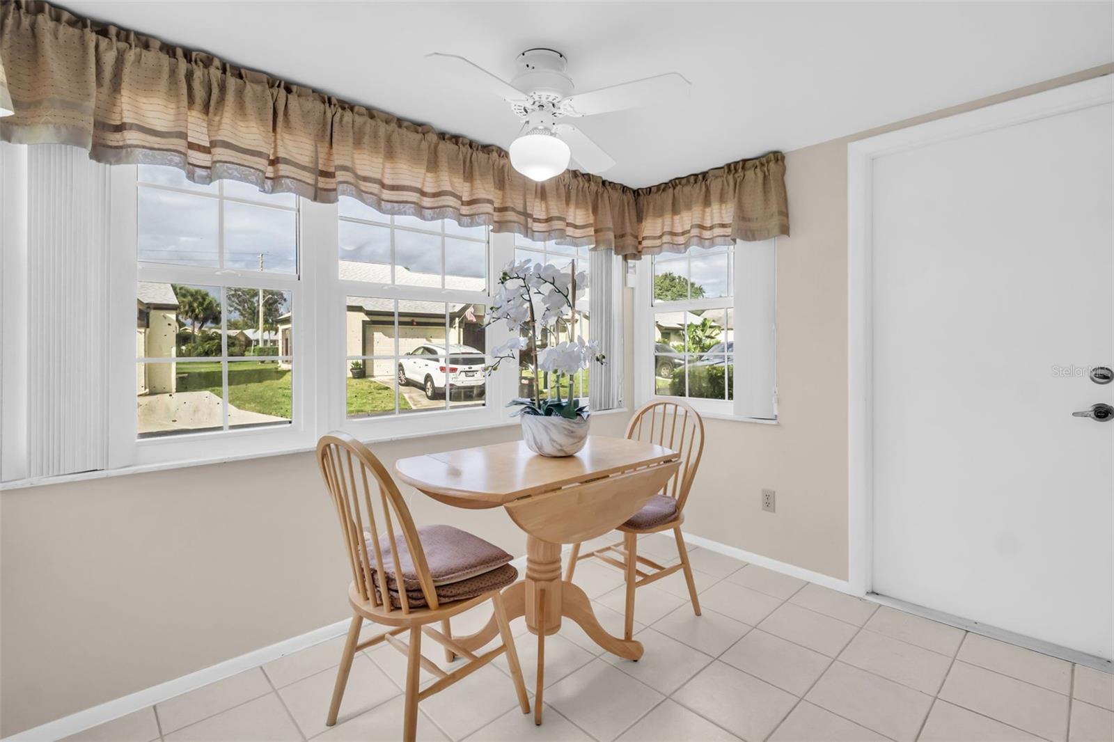 Spacious breakfast nook~