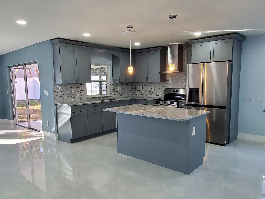 Kitchen w/ Appliances