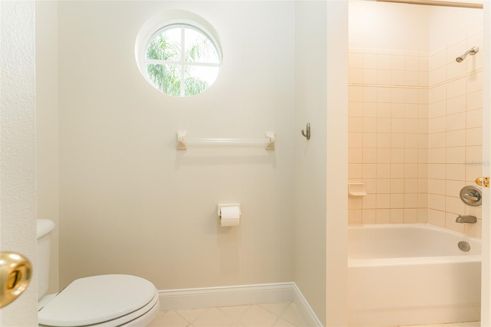 Bath 2 - Jack n Jill Between Bed 2 & Bed 3