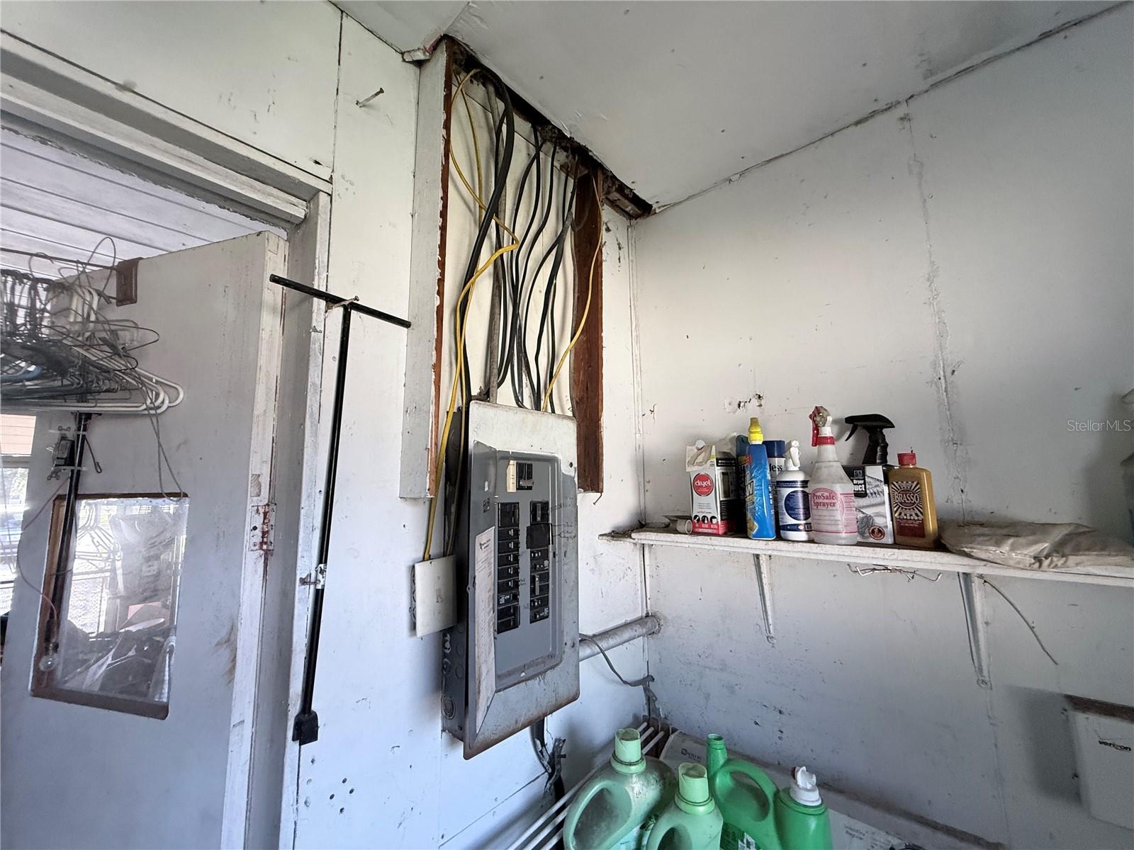 Laundry room @ 1602 E Calhoun St, Plant City , FL 33563