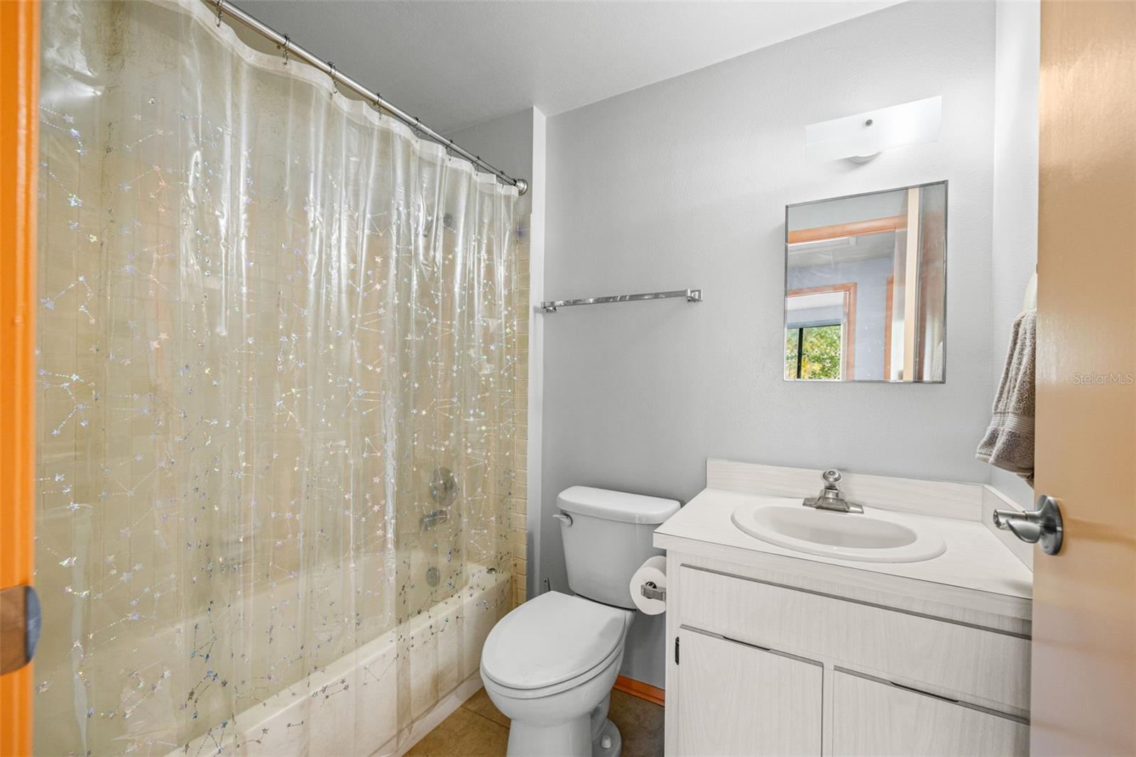 Guest Bathroom with tub/shower