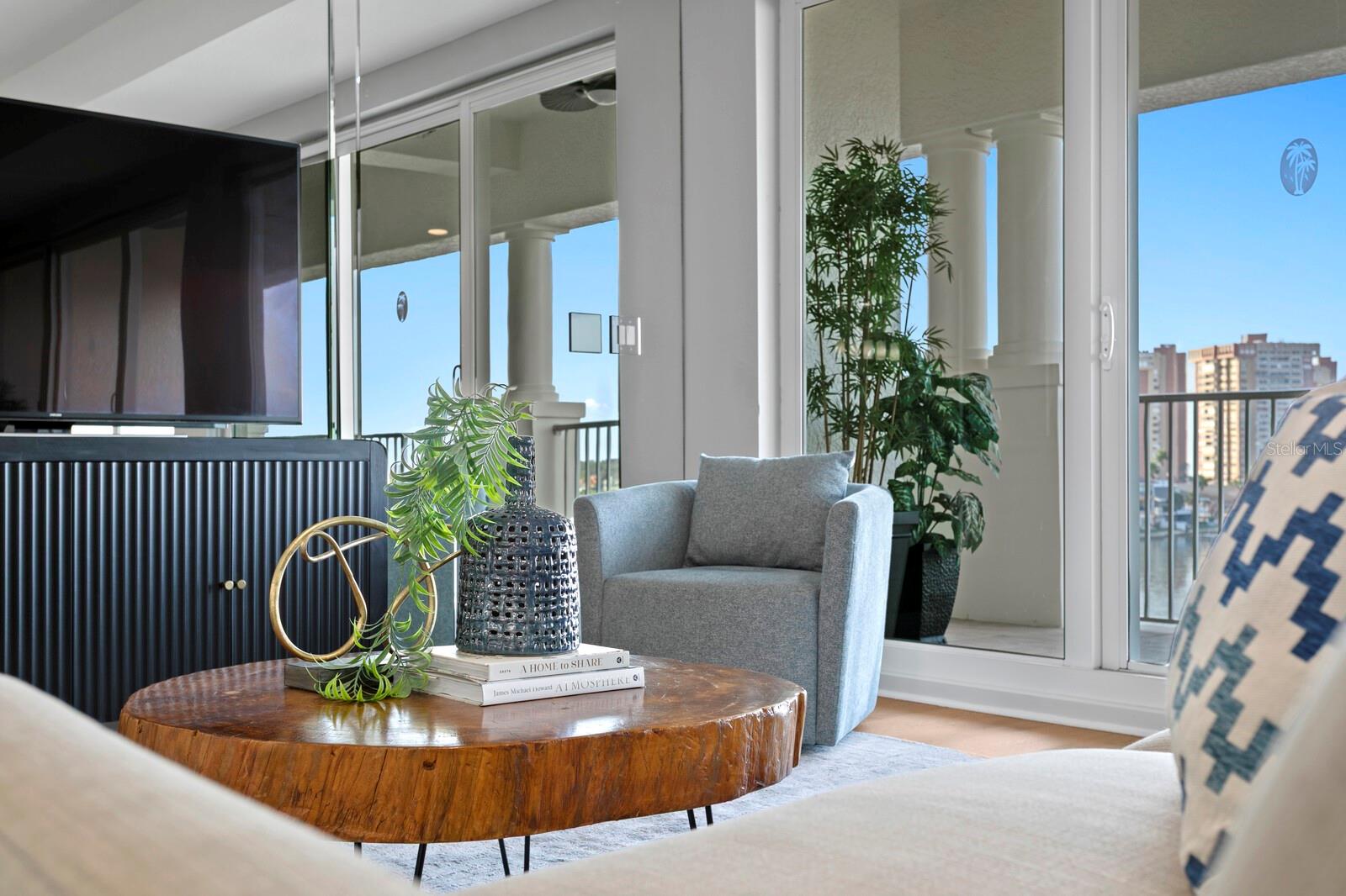 CLOSE UP LIVING ROOM