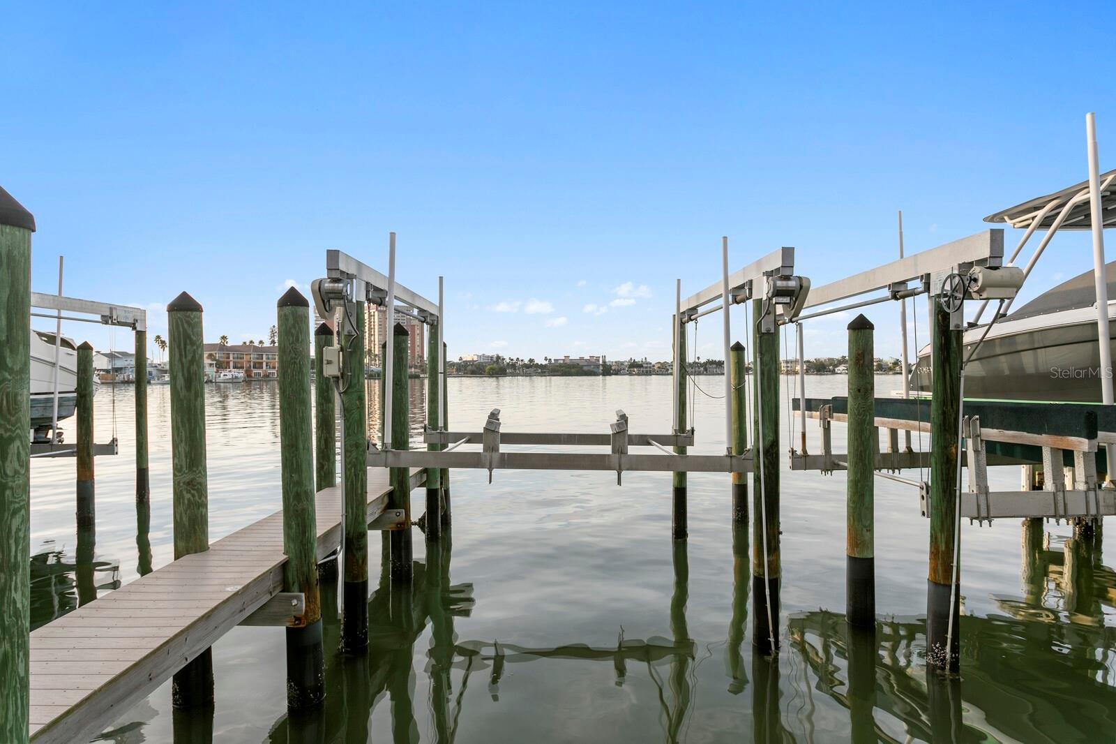 30' BOAT SLIP WITH LIFT