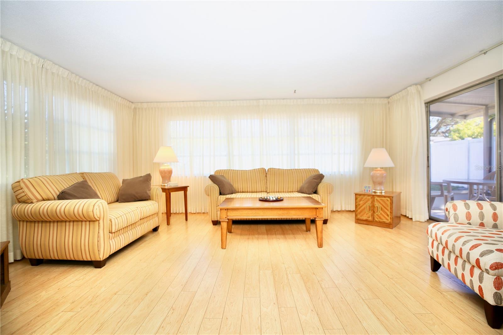 Large family room for entertaining