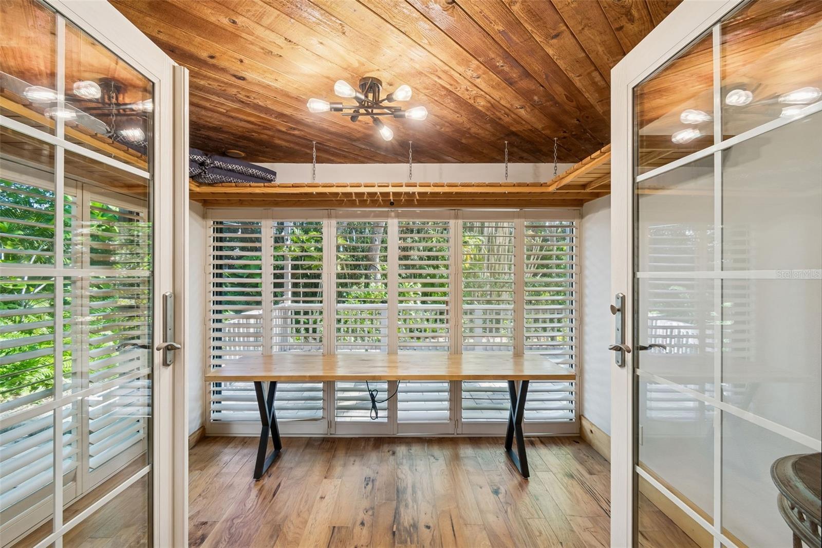 Doors from kitchen to breakfast/sunroom area