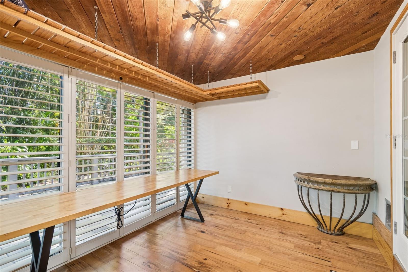 Breakfast/Sun room sliders to private back deck