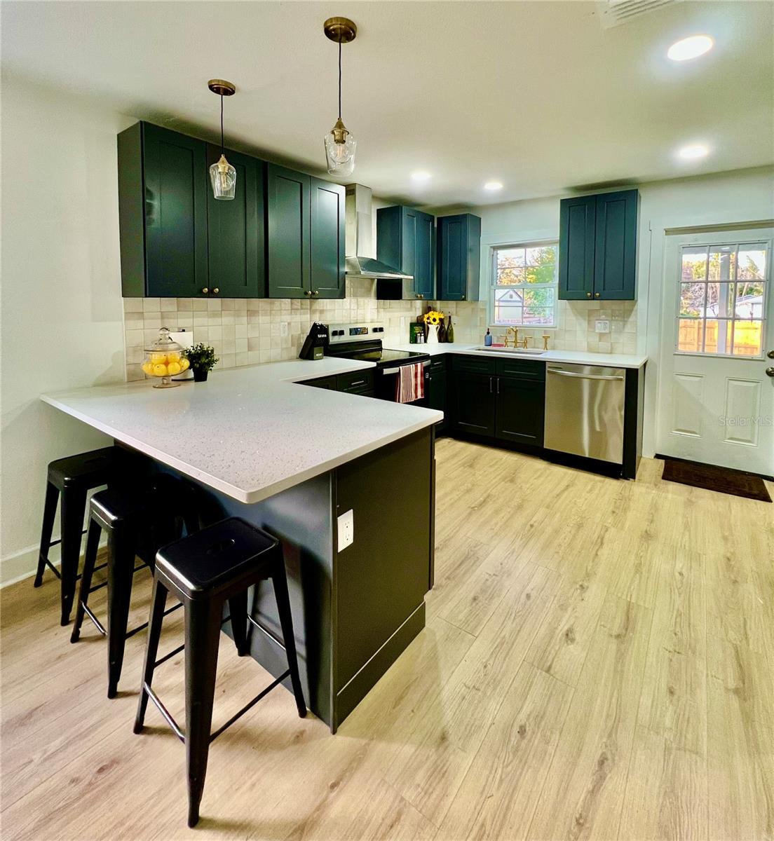 Quartz Countertops & 3 Barstool Seating