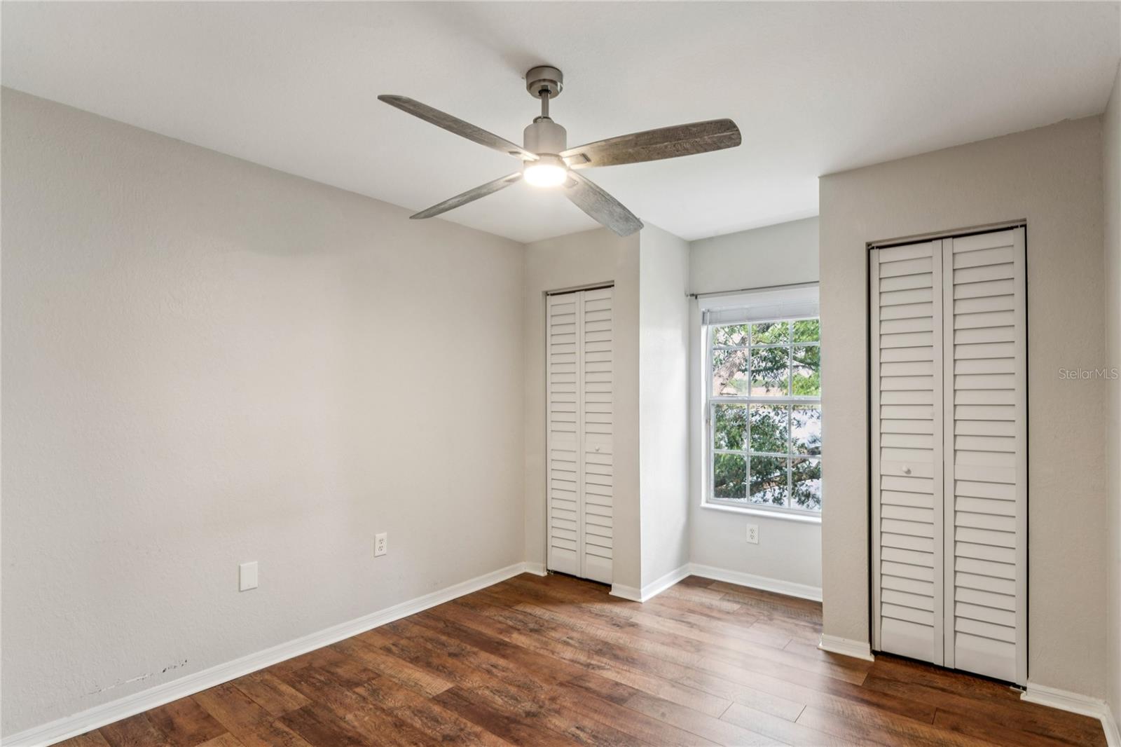 2nd Bedroom w/dual closets