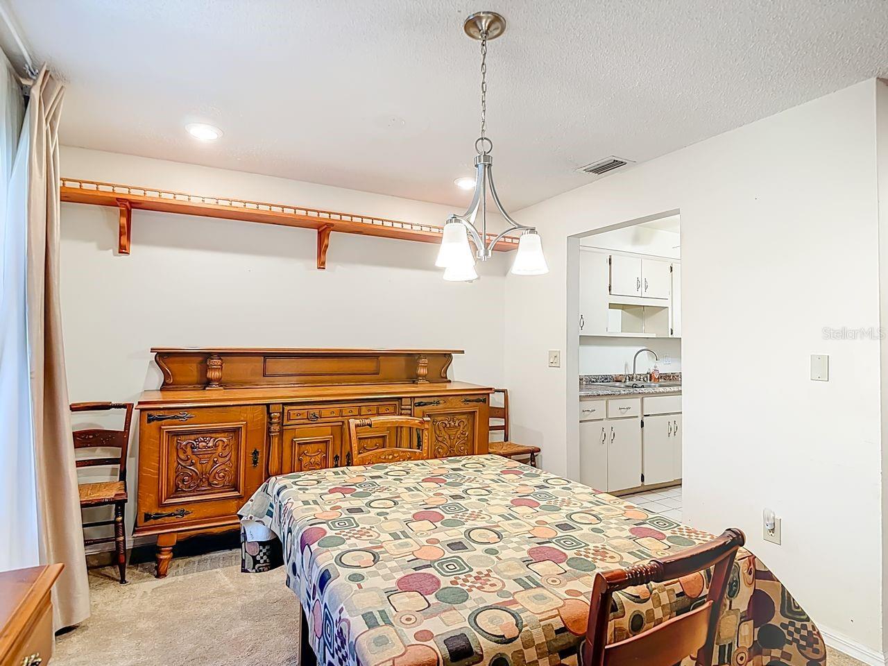 Dining room & kitchen entry