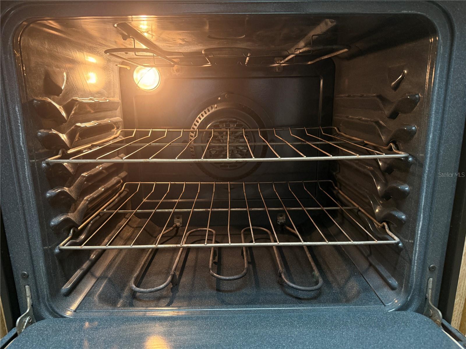 Even the inside of the oven is clean.