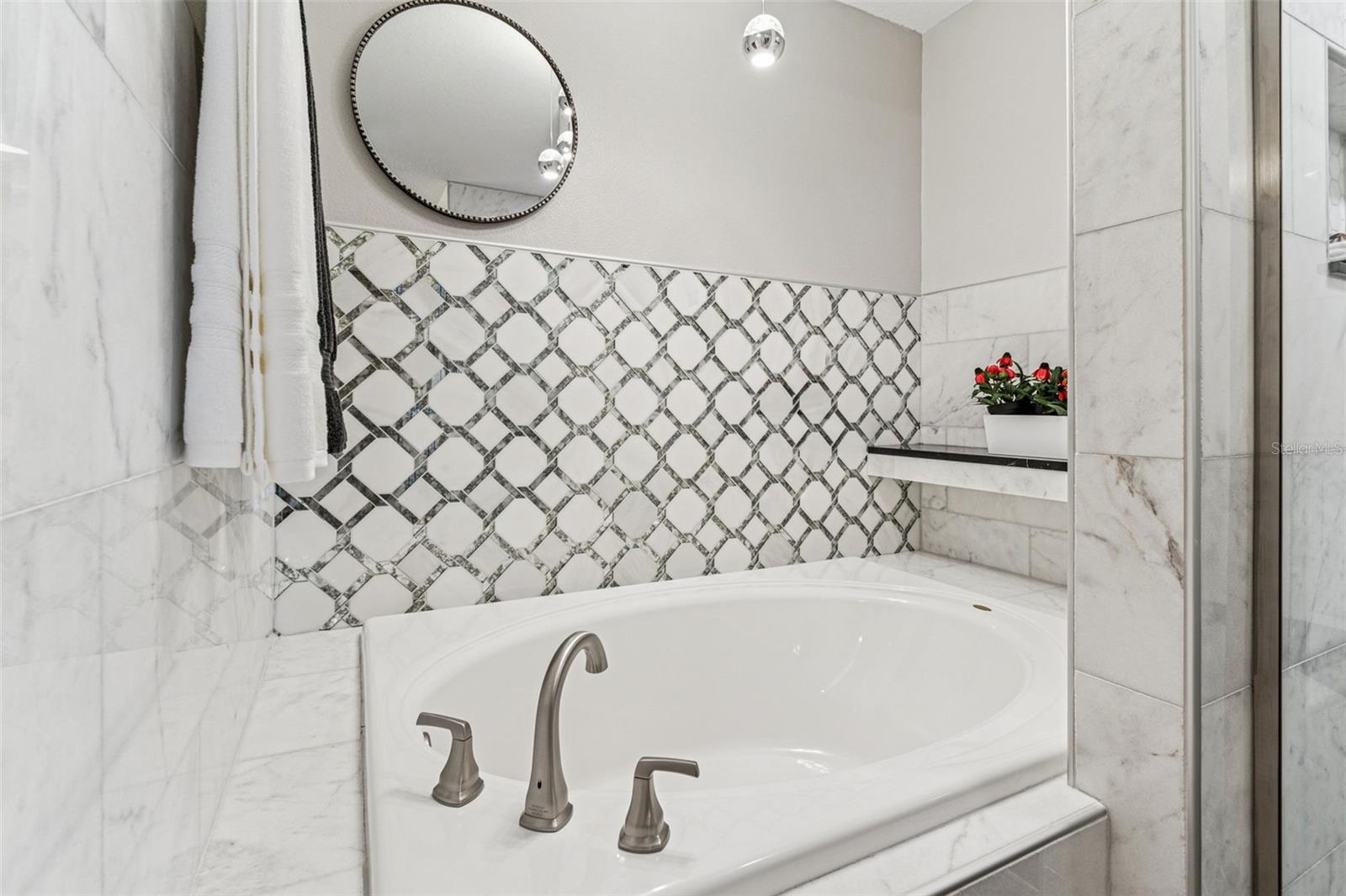 Built-in porcelain and marble shelf