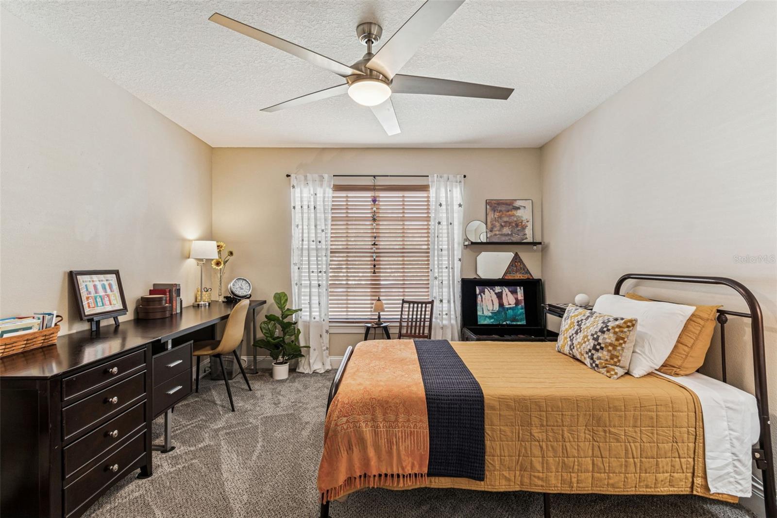 3rd bedroom/office with large desk for 2nd work area.  Also great for child's bedroom!