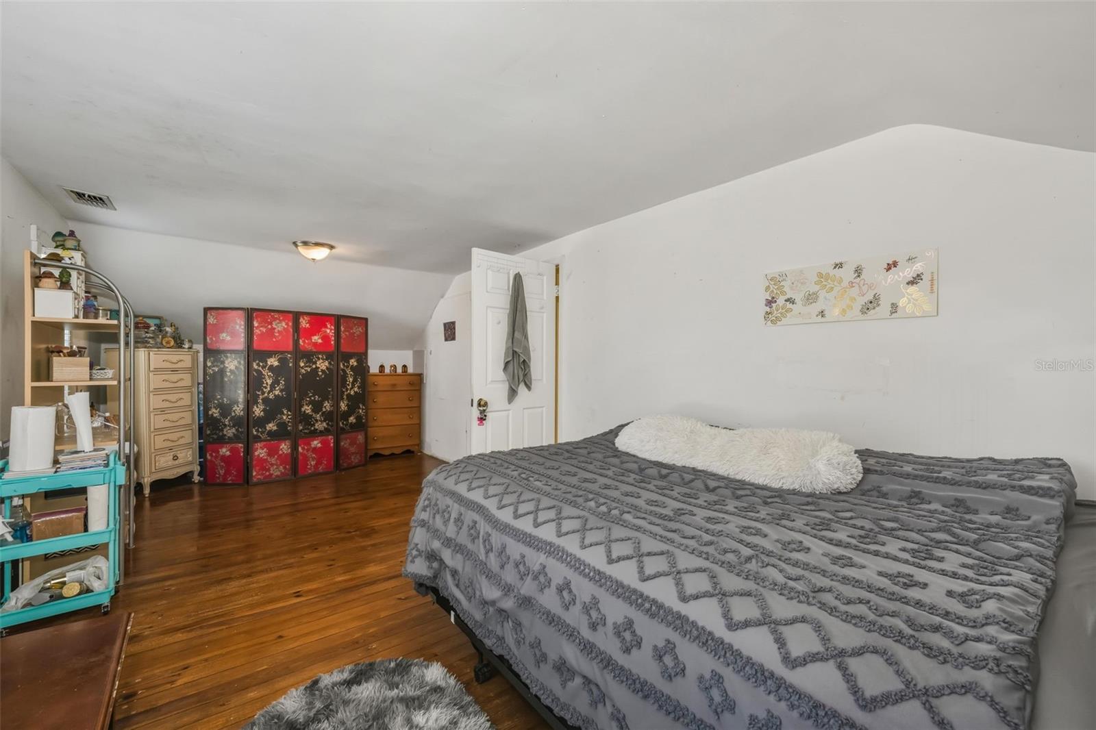 Huge 2nd bedroom upstairs