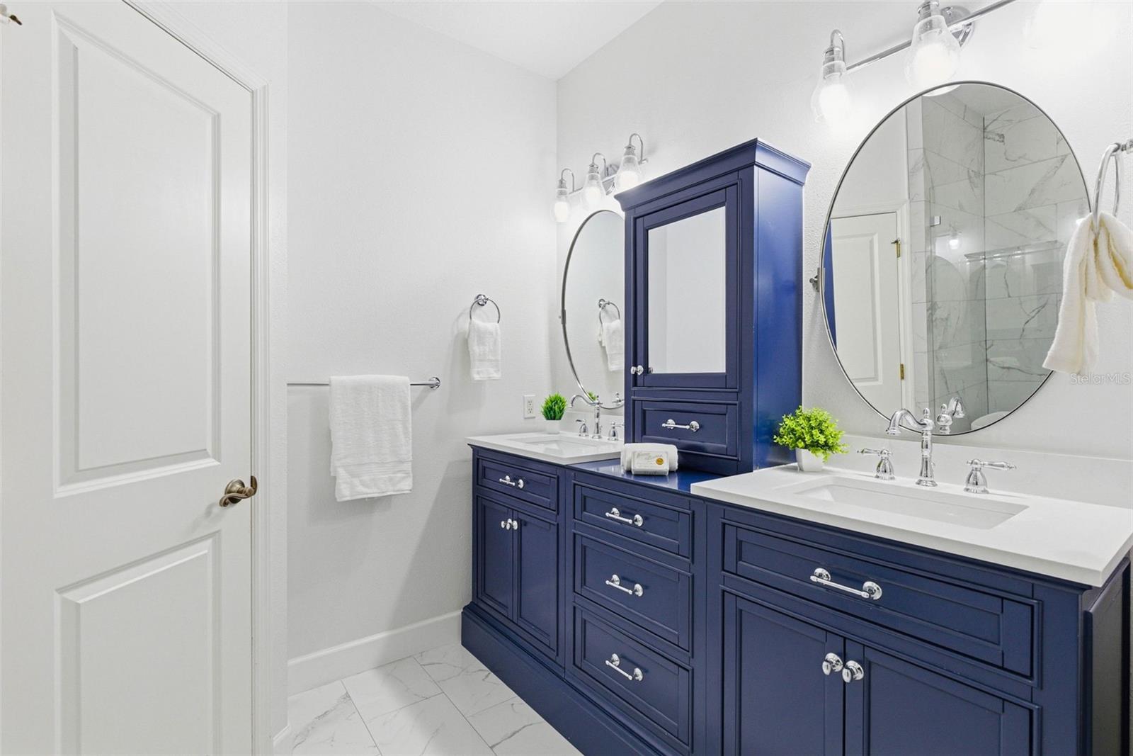Primary Ensuite-Dual Sink Vanity/Quartz Counter Tops