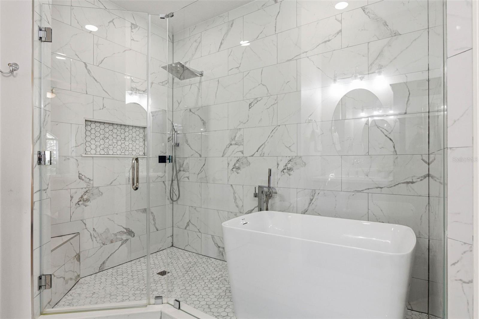 Primary En-Suite-Soaking Tub