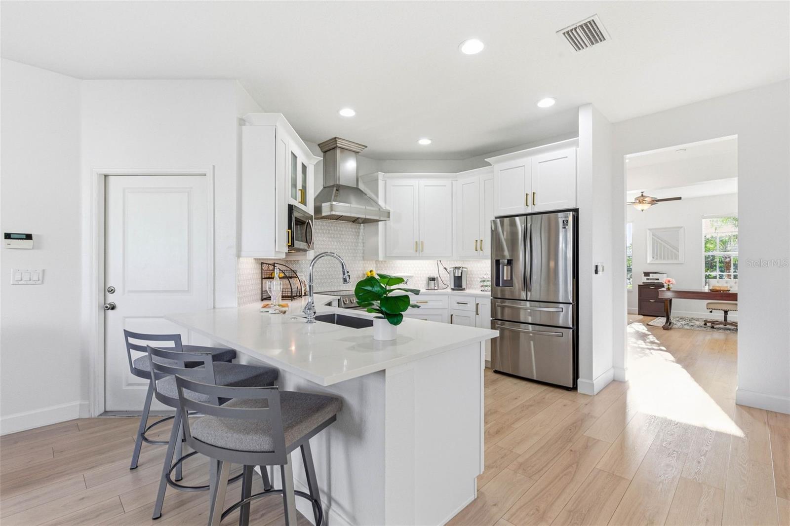 Kitchen-Off Counter Eat-In Kitchen Space