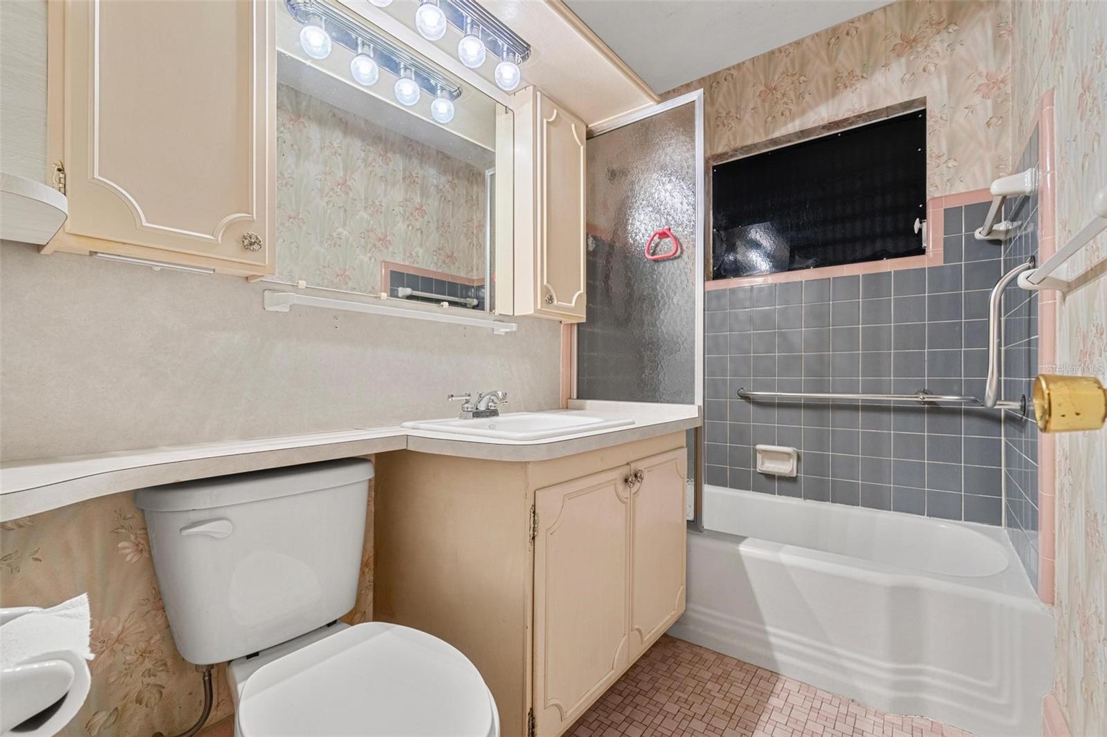 Full bathroom #1- hallway between bedrooms