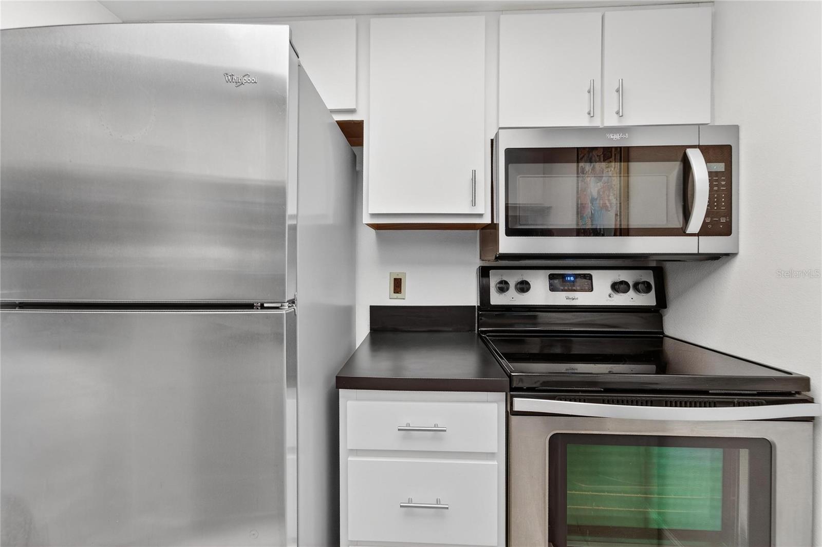 Matching appliance package, on trend cabinets with new pulls