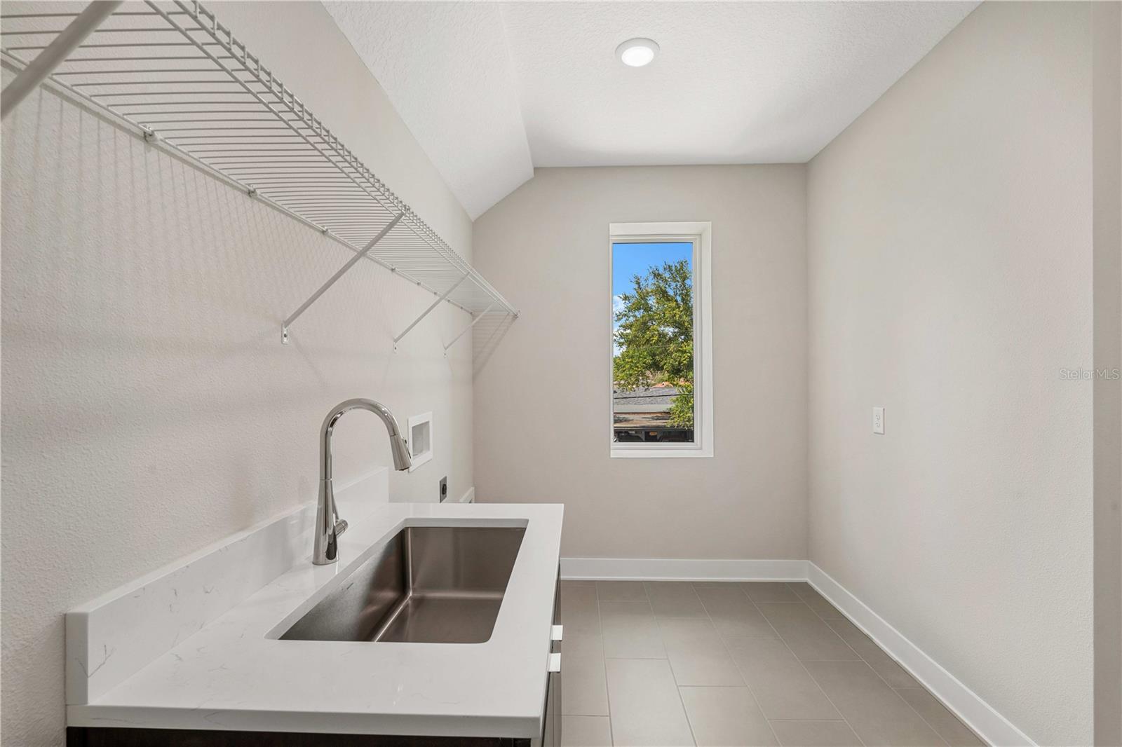 Laundry room with Sink