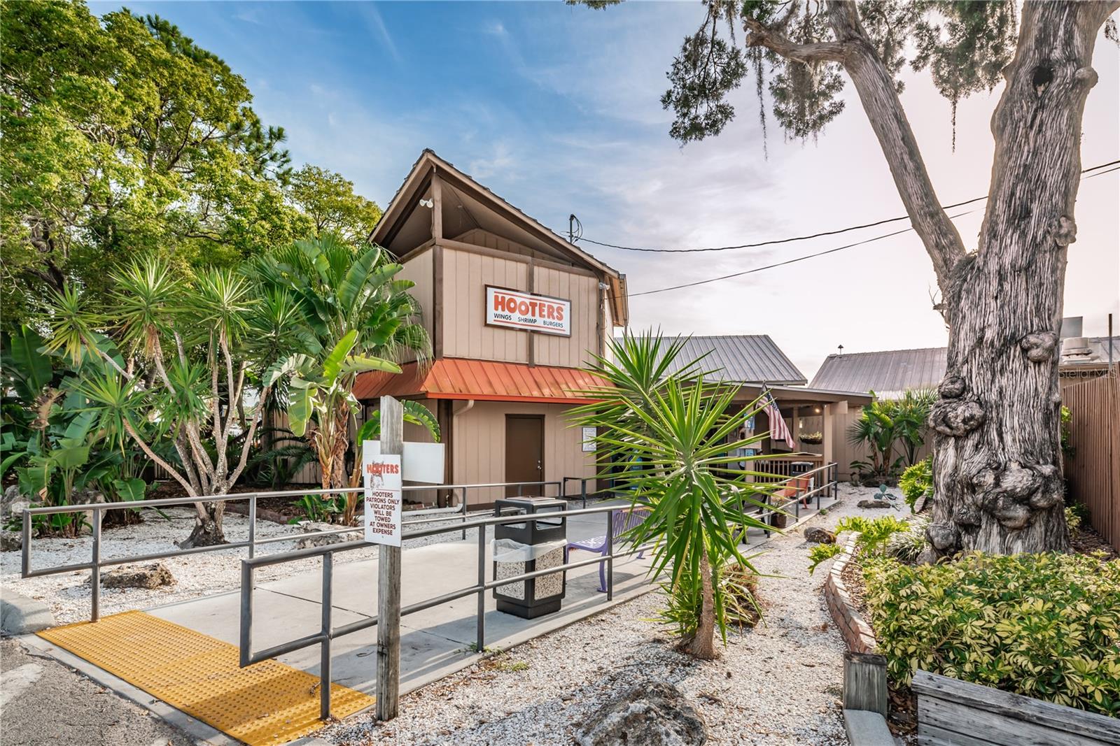 Hooters Waterfront Dining