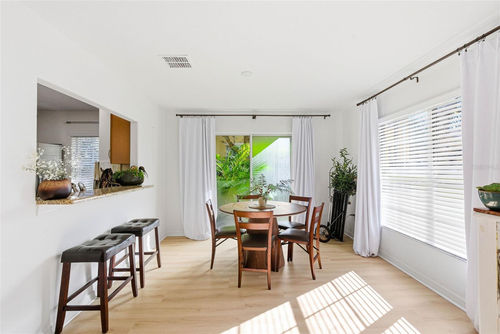 Dining Room / Breakfast Bar