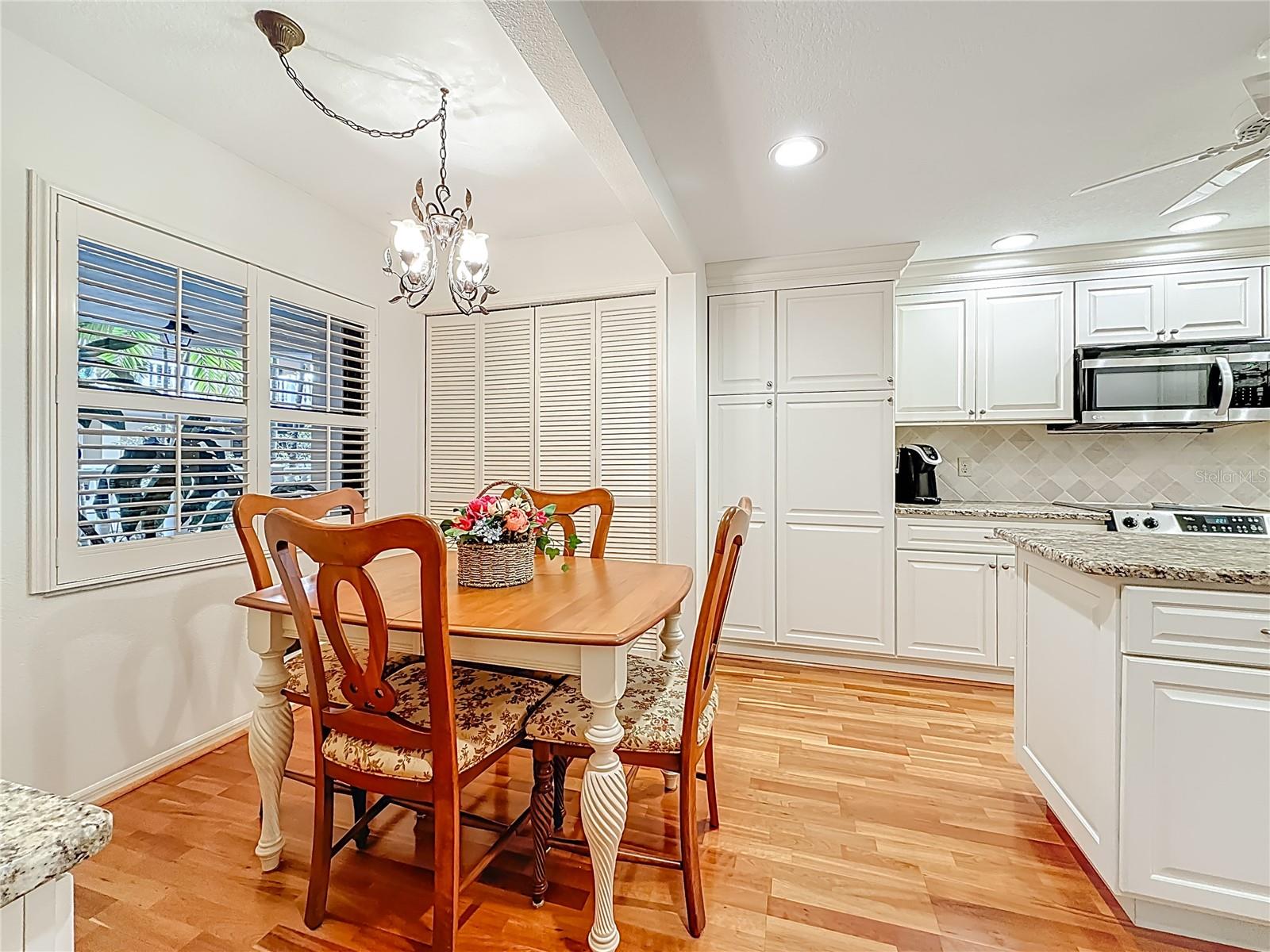 Dinette - nice eating space in the kitchenb