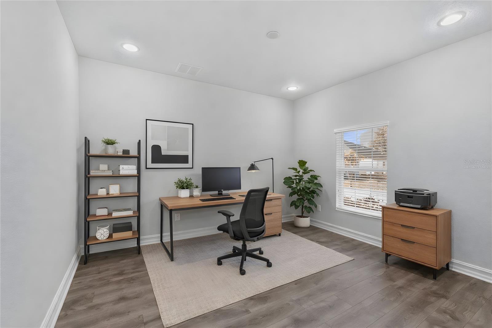 Virtually staged - Office