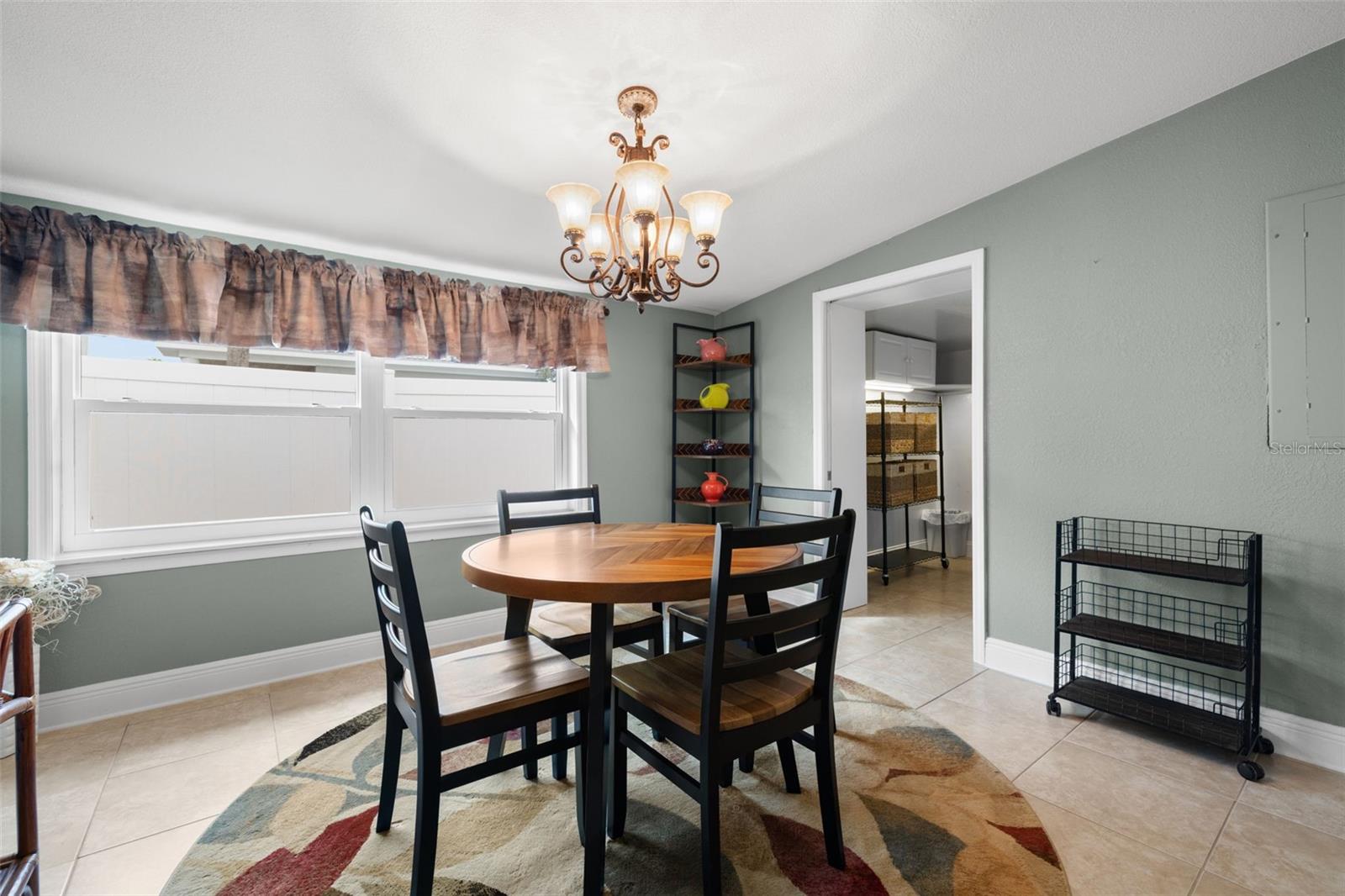 Flexible dining space near the kitchen