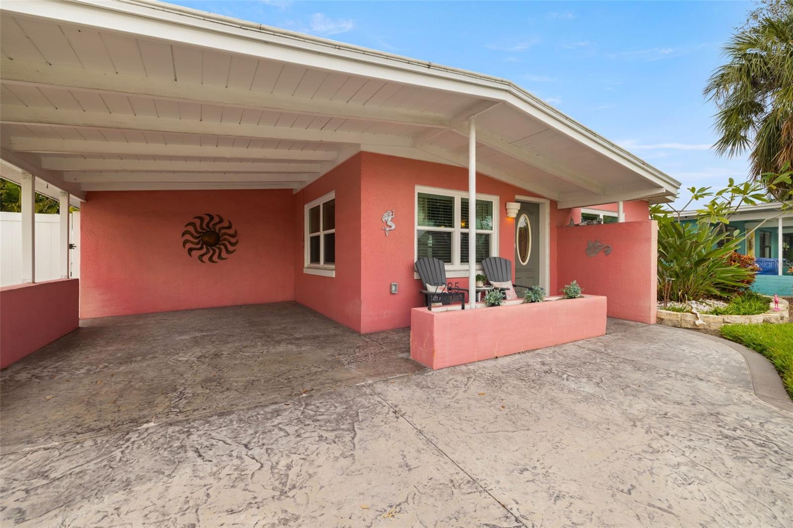 A cheerful welcome home near the Gulf