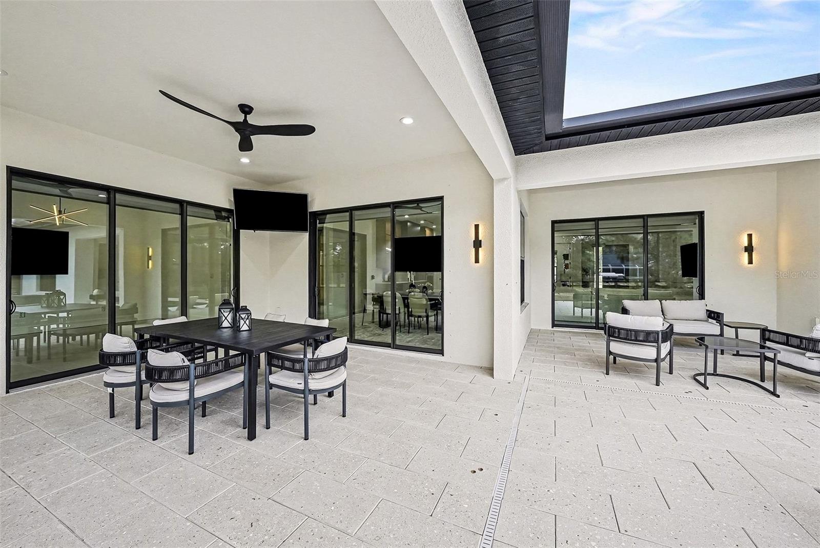 Endless entertaining with your spacious caged lanai