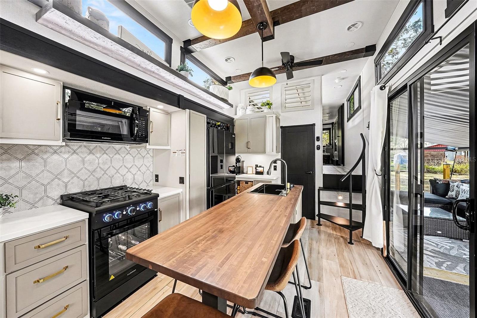 Beautiful kitchen won't disappoint!