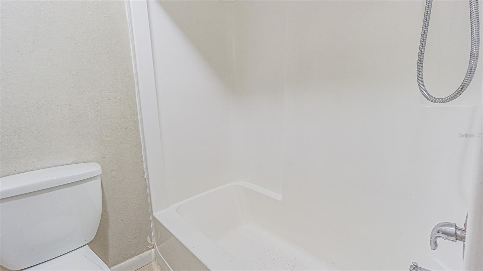 upstairs hall bath, tub/shower combo