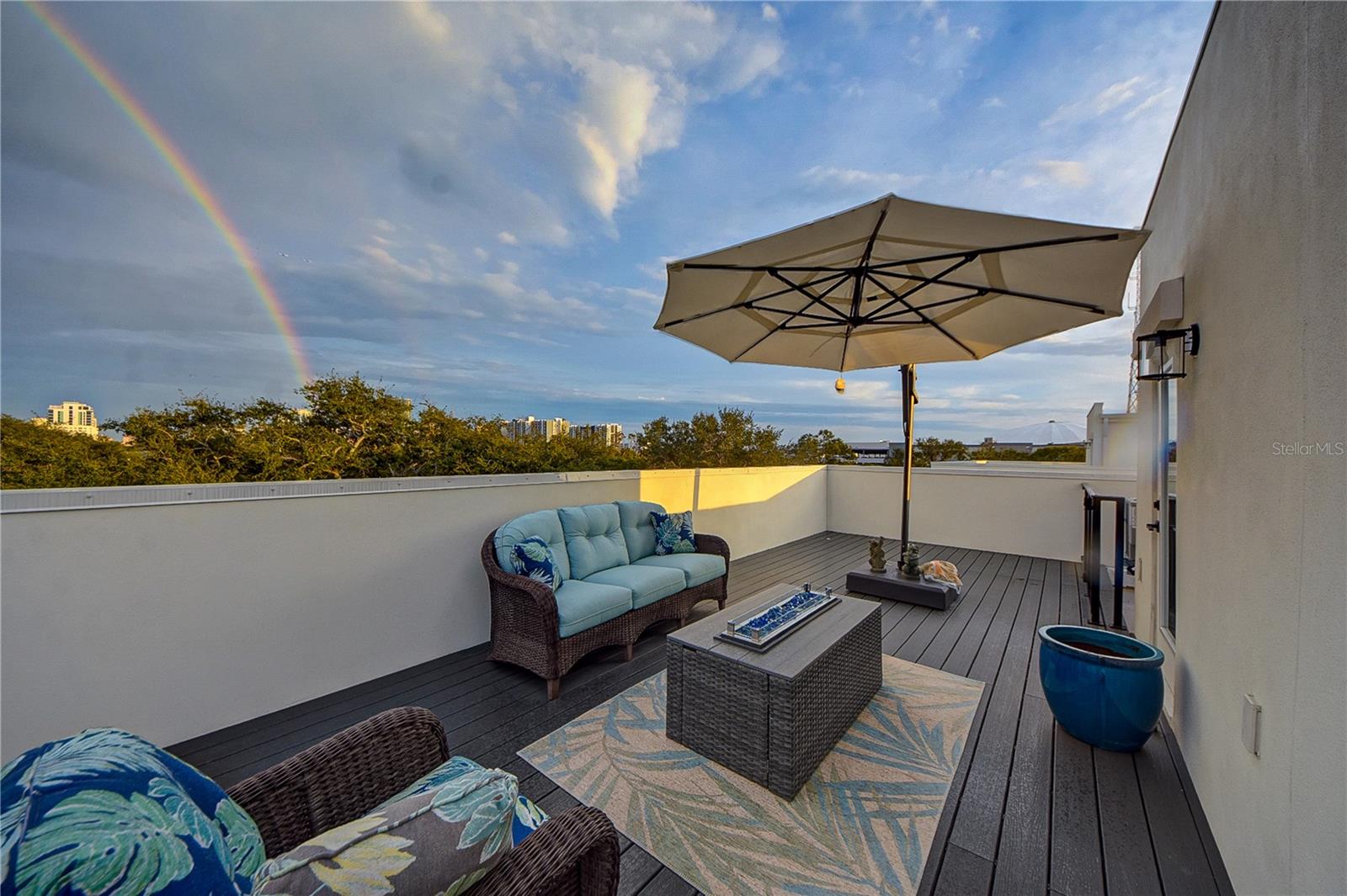 Rooftop Patio (level 4)