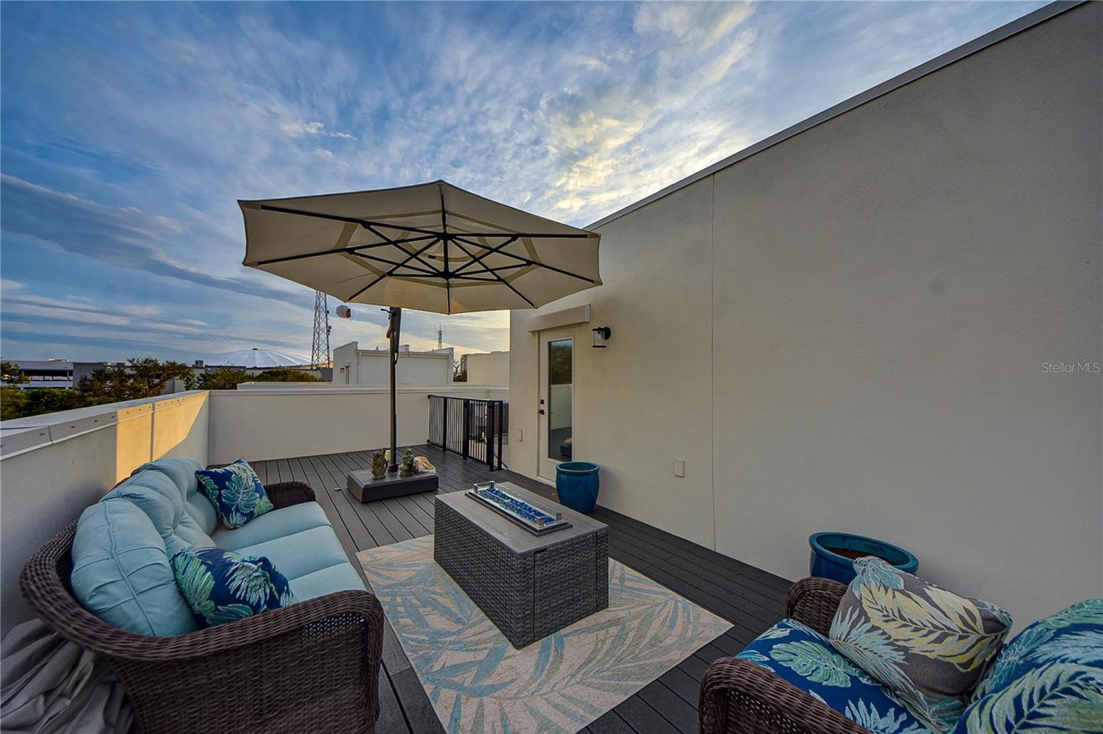 Rooftop Patio (level 4)