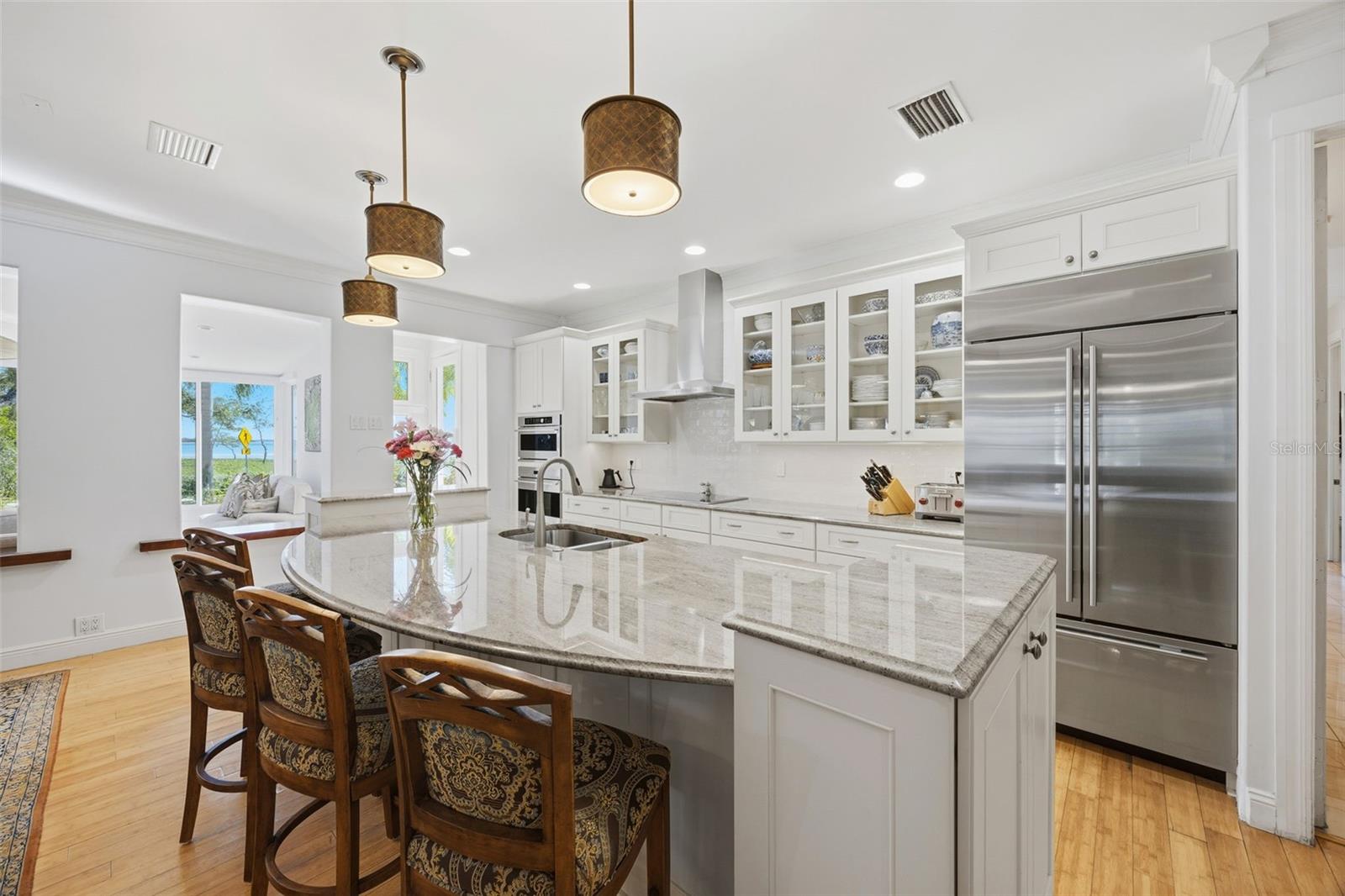 Kitchen Island w/plenty of bar stool space