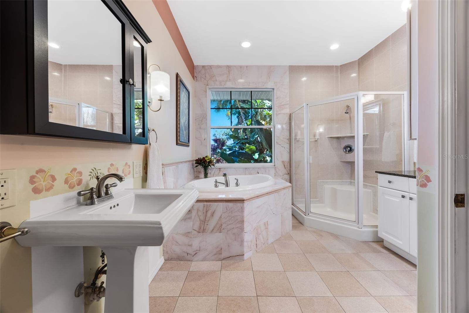 Pedestal sink, garden tub, separate shower w/shower seat