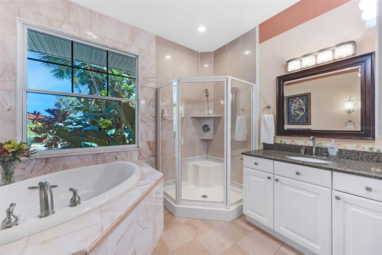 Cabinet w/additional sink, lots of storage