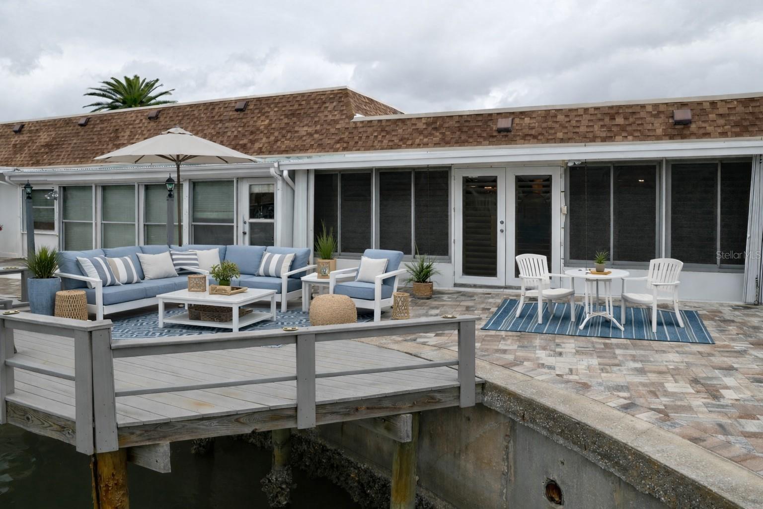 Virtually stages Deck