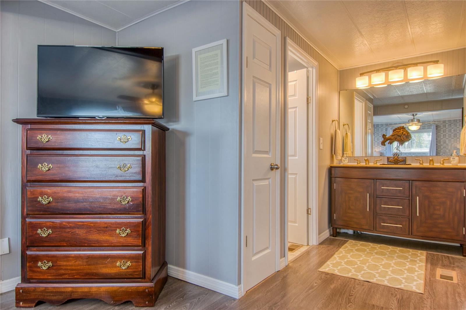 Primary Bedroom en-suite Bath