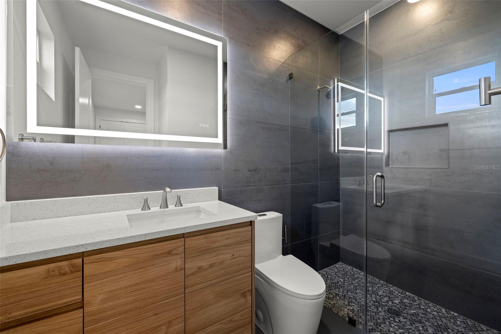 2nd bed on suite bath